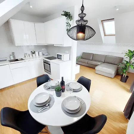 Centrally Located, With Castle View And 2 Parkings شقة *