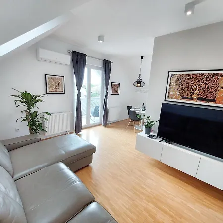 Centrally Located, With Castle View And 2 Parkings شقة