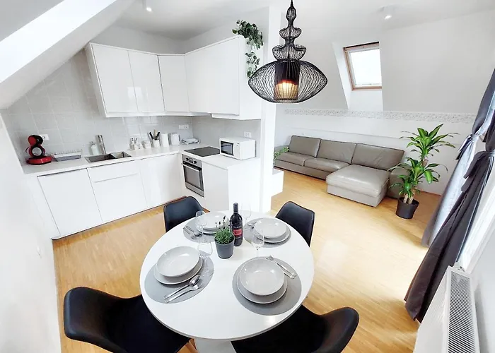 Centrally Located, With Castle View And 2 Parkings Appartamento *