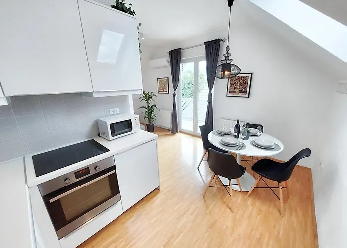 Centrally Located, With Castle View And 2 Parkings 布莱德