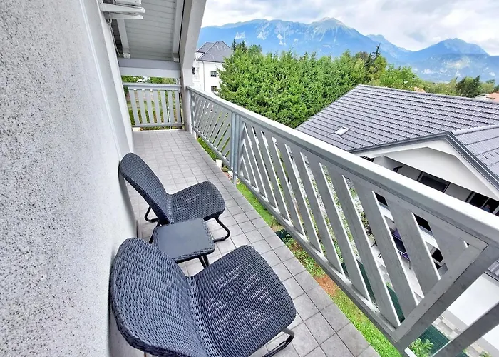 Centrally Located, With Castle View And 2 Parkings Appartamento Bled