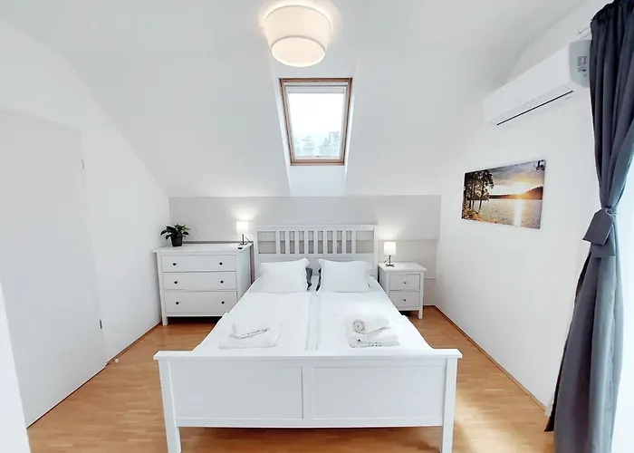 Centrally Located, With Castle View And 2 Parkings * 布莱德