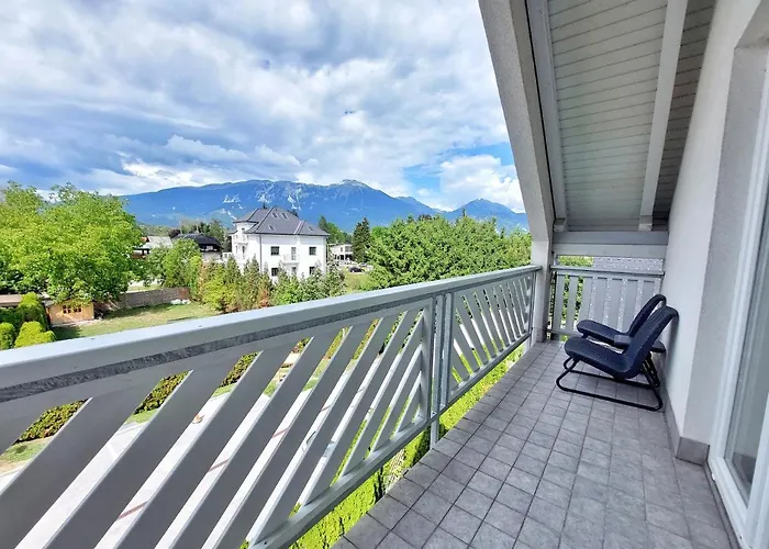 Centrally Located, With Castle View And 2 Parkings 布莱德